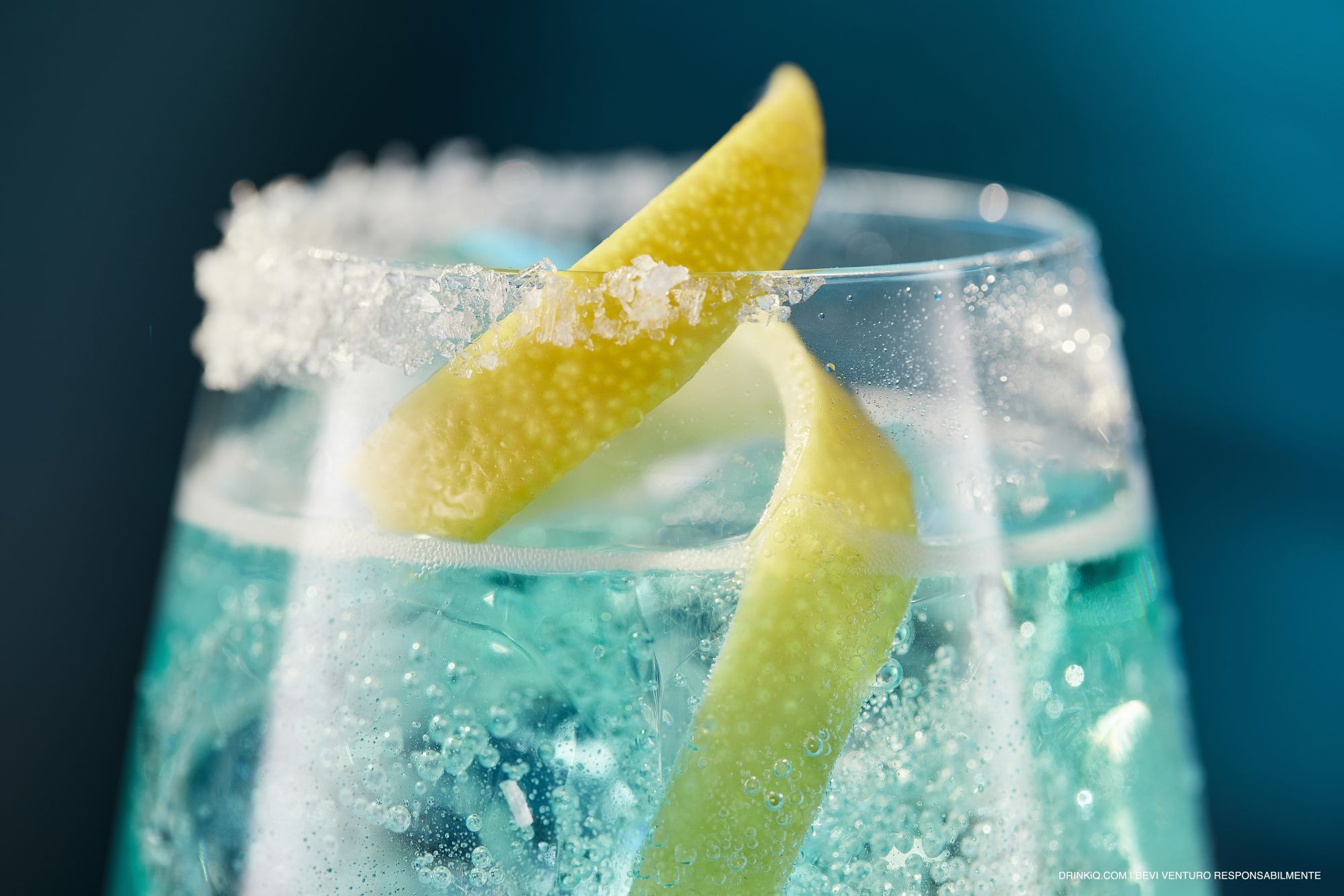 VENTURO Aperitivo Mediterraneo tinge di blu i migliori locali in 10 città italiane Il distillato che porta il rituale dell’aperitivo a un livello superiore dà vita a un calendario di eventi esperienziali nei migliori cocktail bar italiani | Image 563236