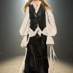 It's time to dress like a pirate  According to catwalks and celebrities, Piratecore is the trend between nostalgia and rebellion to try now | Image 563679