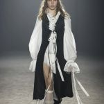 Moda all’arrembaggio: è il momento di vestirsi come un pirata Secondo passerelle e celeb, il piratecore è la tendenza tra nostalgia e ribellione da provare ora