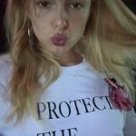 La vera protagonista del Coachella è stata questa maglietta Protect the Dolls di Connor Ives ha raccolto oltre 70mila dollari per la community transgender | Image 563882