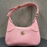 Alexa Chung sells her wardrobe on Vinted Everything we know about the collaboration between the British it girl and the platform selling second-hand clothes | Image 563969