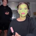 The pre-shower makeup is not a passing trend There are those who put on makeup just for fun right before taking a shower