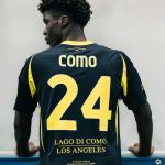 Il quarto kit del Como è in collaborazione con RHUDE Il brand fondato dal suo direttore creativo, Rhuigi Villaseñor