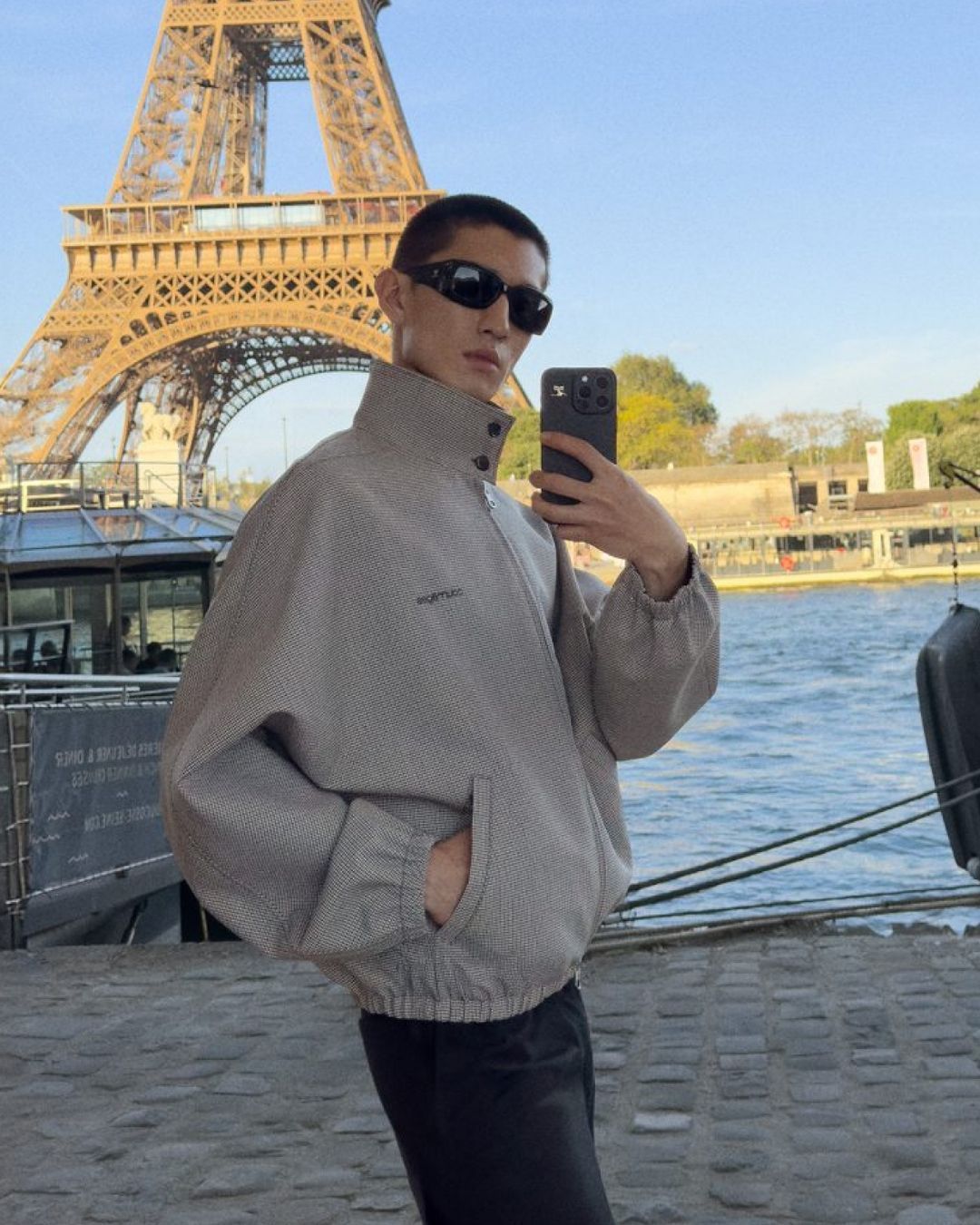 La poésie urbaine de Courrèges s'écrit sur l'asphalte parisien dans sa pré-SS26 La nouvelle campagne dirigée par Nicolas Di Felice prend vie sans studio, sans filtre, mais toujours avec style