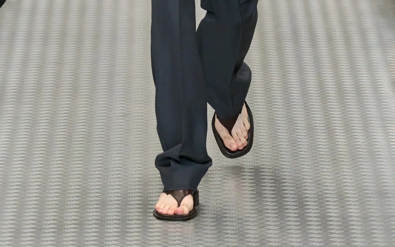 “Embrace Summer Style: Why Flip-Flops and Long Pants Make the Perfect Match!” “Embrace Summer Style: Why Flip-Flops and Long Pants Make the Perfect Match!”