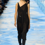 Cet été, les tongs se porteront avec un pantalon long Comment l’insoupçonnable flip-flop est devenue une chaussure de ville | Image 568555