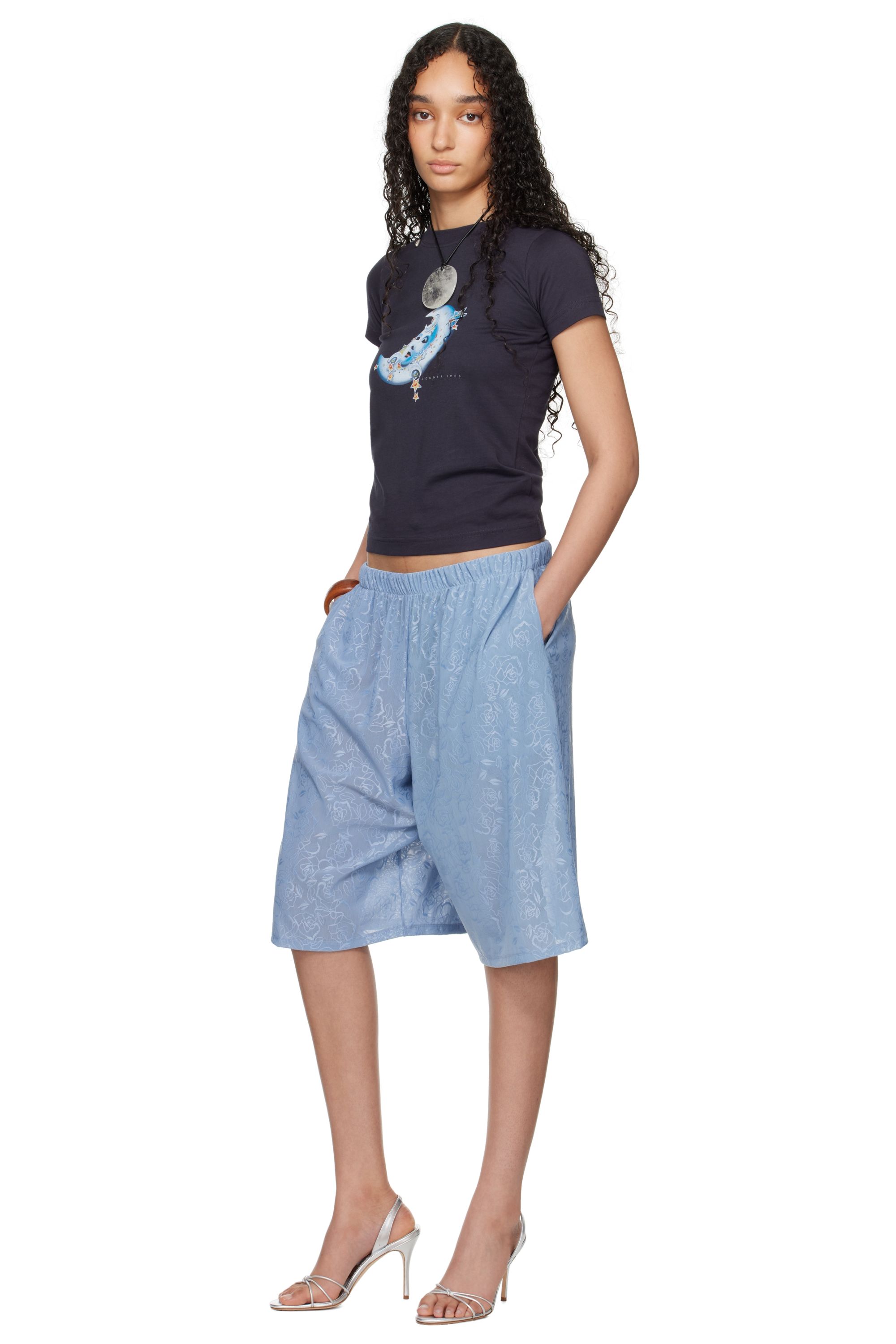 Conner Ives Short de basketball bleu à motif fleuri brodé exclusif à SSENSE