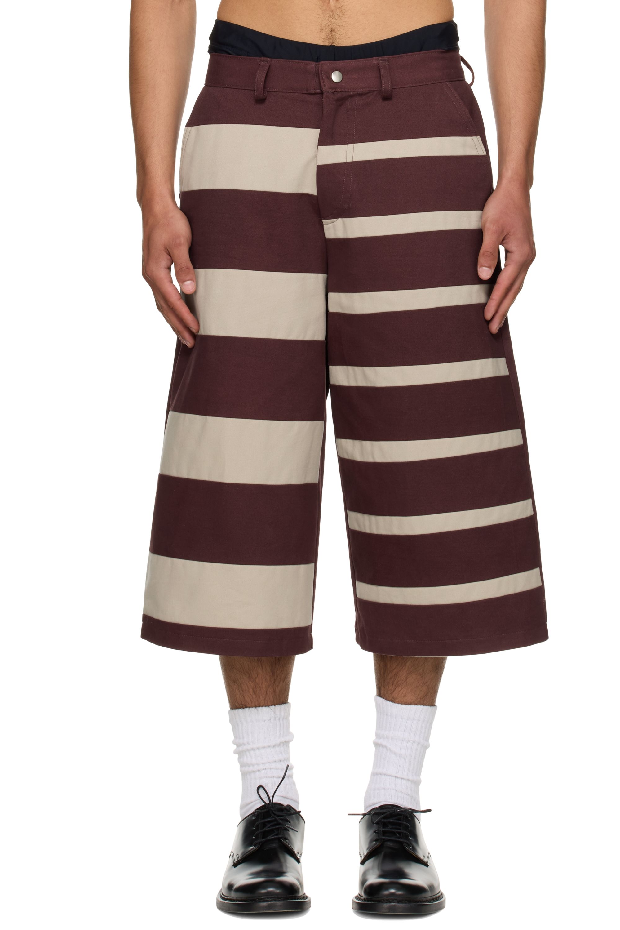 Stanley Raffington Bermuda contrasté bourgogne et beige à rayures exclusif à SSENSE