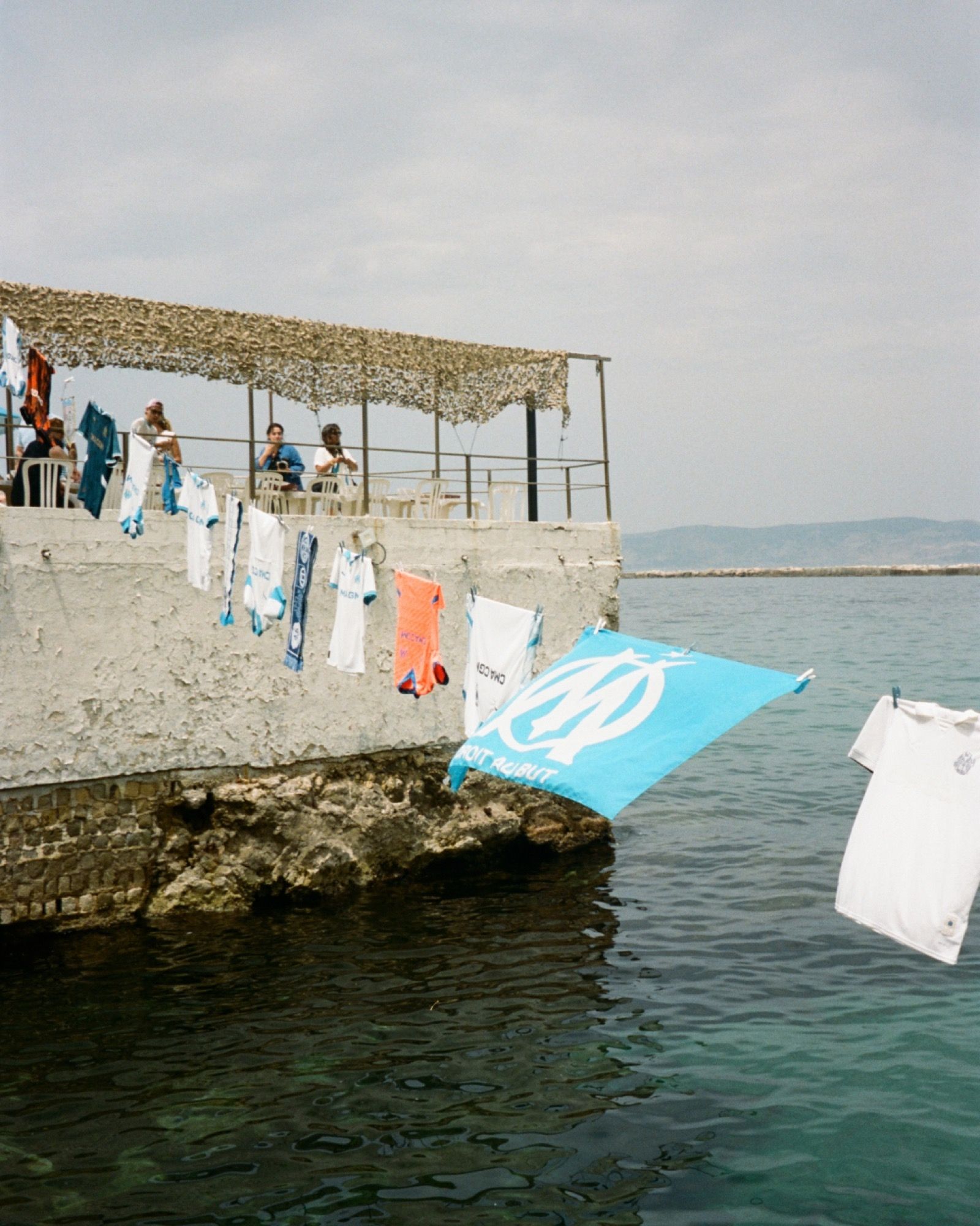 Un pomeriggio al mare con l&apos;OM Con il panorama della Corniche Kennedy, per scoprire il nuovo Home kit firmato PUMA