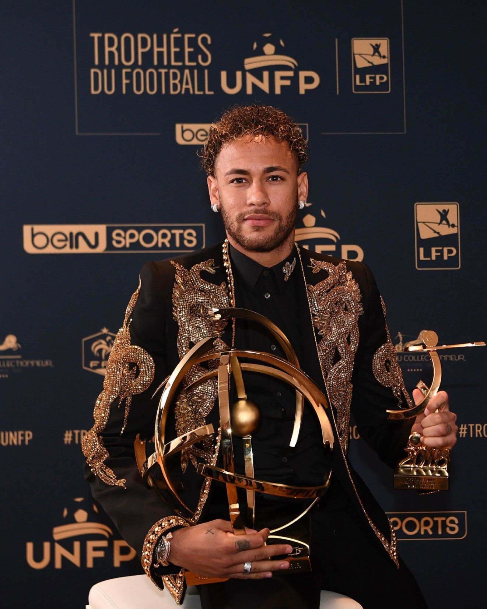 The history of gold in football From R9’s Outfit to Les Vêtements de Football&apos;s cover