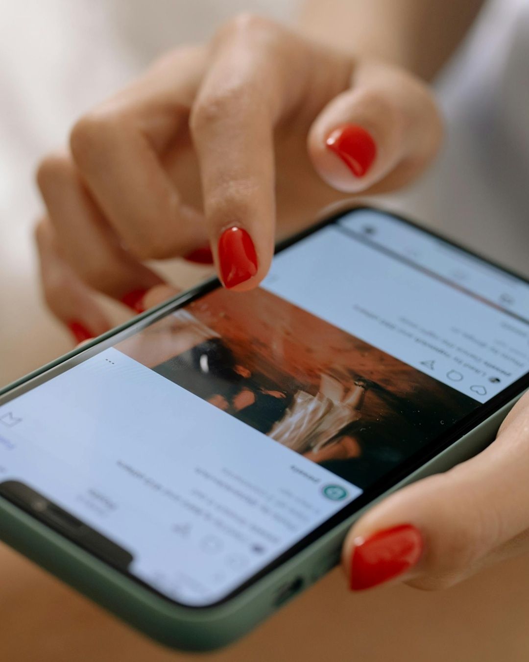 Lo strano avviso sui contenuti politici di Meta  Politica “personalizzata”, Forza Italia nel feed e IA al cloro: chi ha chiesto tutto questo?