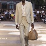 Louis Vuitton sogna l’India per la collezione SS26 Sartoria rilassata, dettagli-gioiello, colori bollenti e abiti schiariti dal sole hanno dominato questa stagione | Image 571196