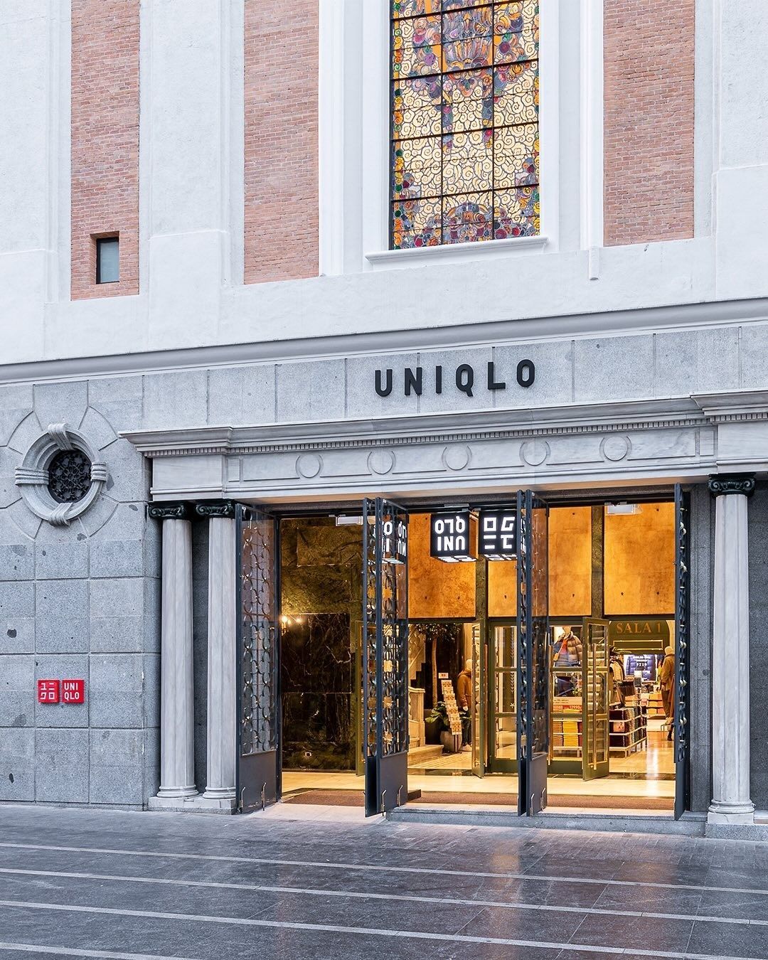Uniqlo, il brand che ha rivoluzionato il fast fashion Tutto parte dalla Supima T-Shirt, per arrivare allo stile basic e nationality-less che con costi ridotti promette, e mantiene, capi longevi