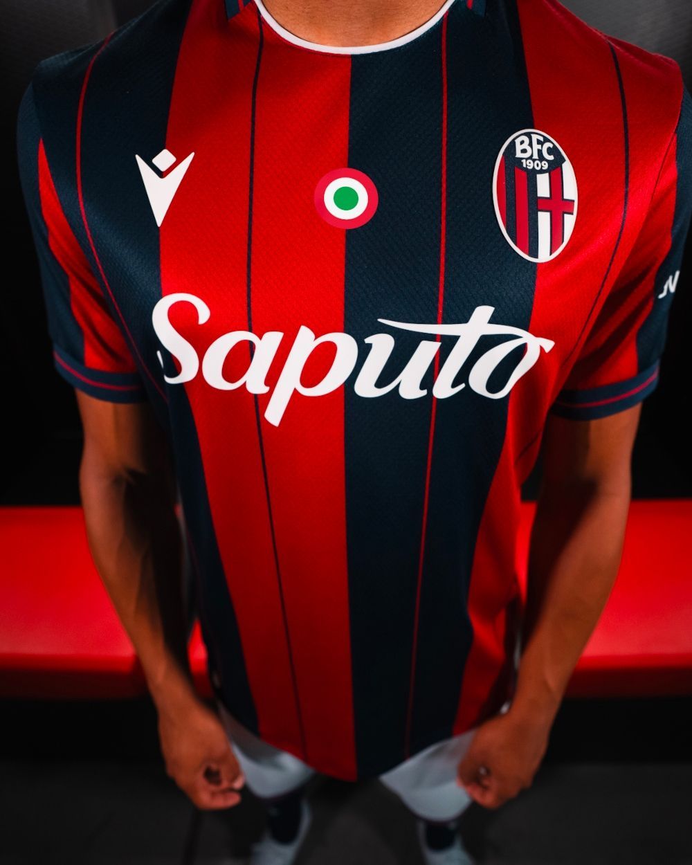 La nuova Home jersey del Bologna con la patch della Coppa Italia Per il venticinquesimo anno consecutivo è firmata da Macron
