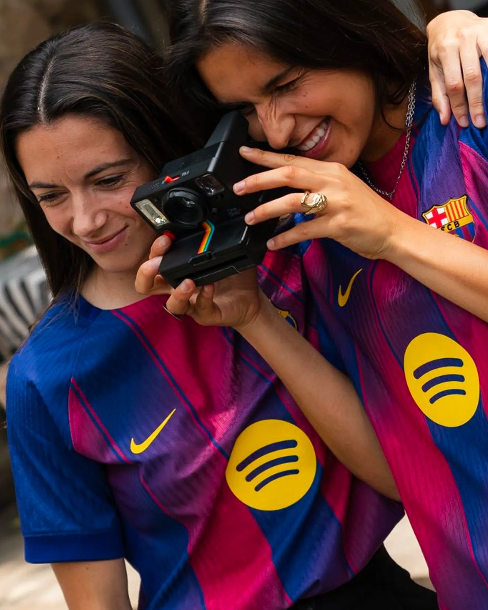 La nuova Home jersey del Barcellona unisce tradizione e innovazione Nike ha reinterpretato ancora una volta il pattern delle strisce blaugrana