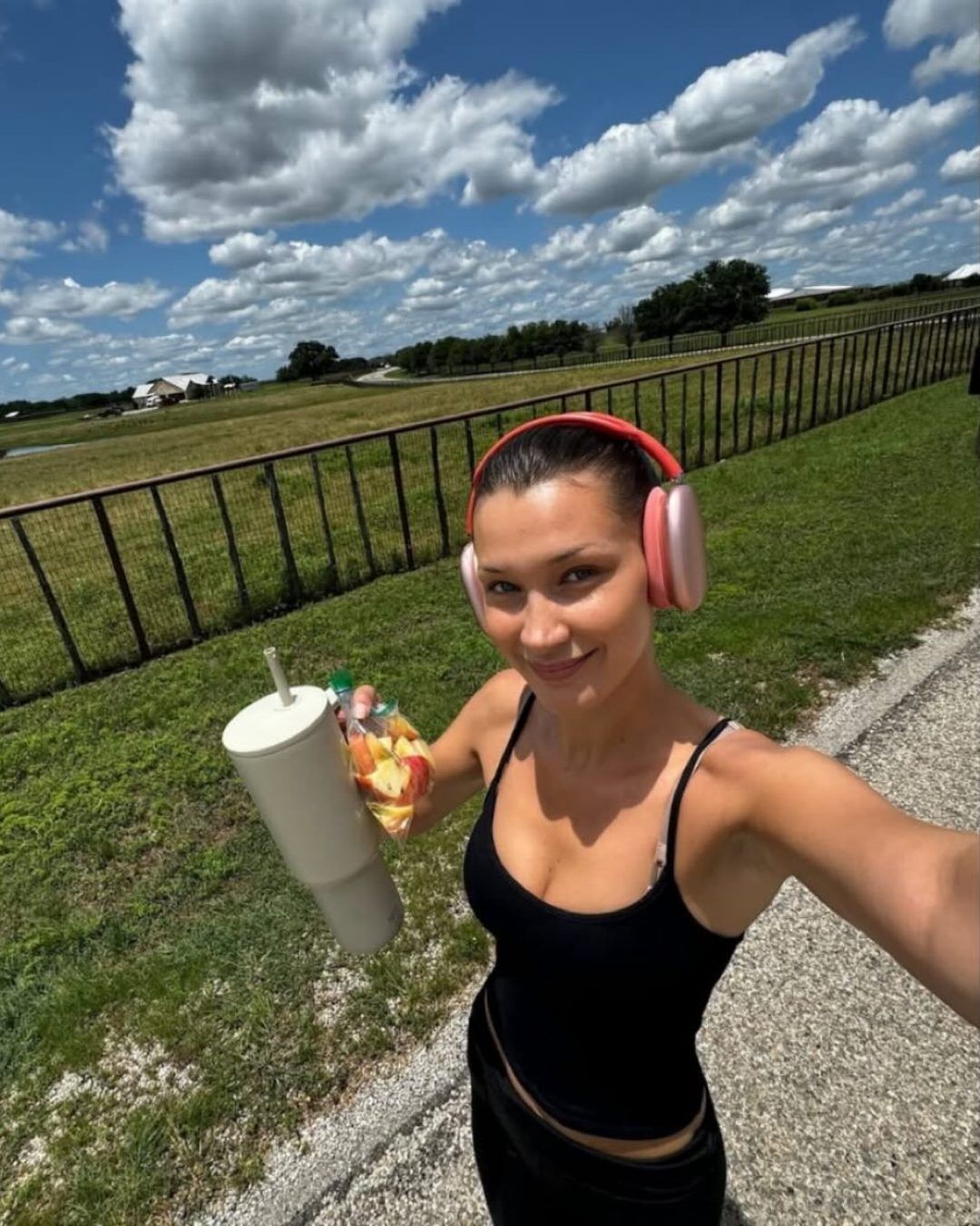 La color walk è la passeggiata che ti cambia gli occhi (e l’umore) Cos&apos;è, i suoi benefici e dove praticarla in Italia