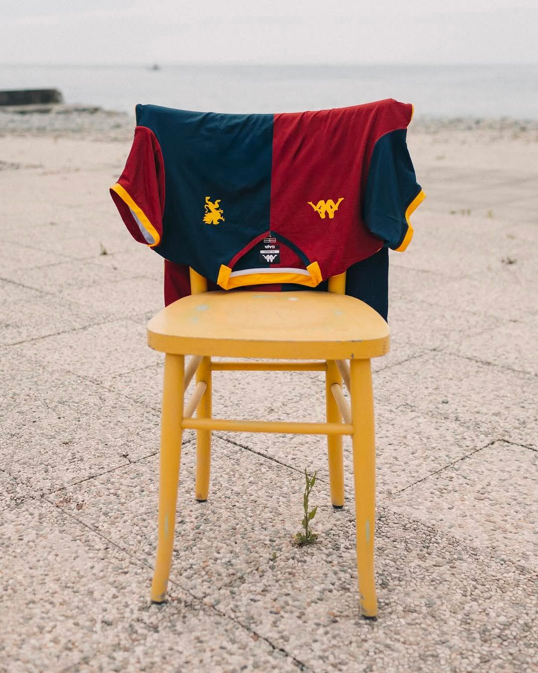 Il logo del Genoa è stato scomposto sulla nuova Home jersey Con i dettagli in giallo Kappa strizza l&apos;occhio al passato