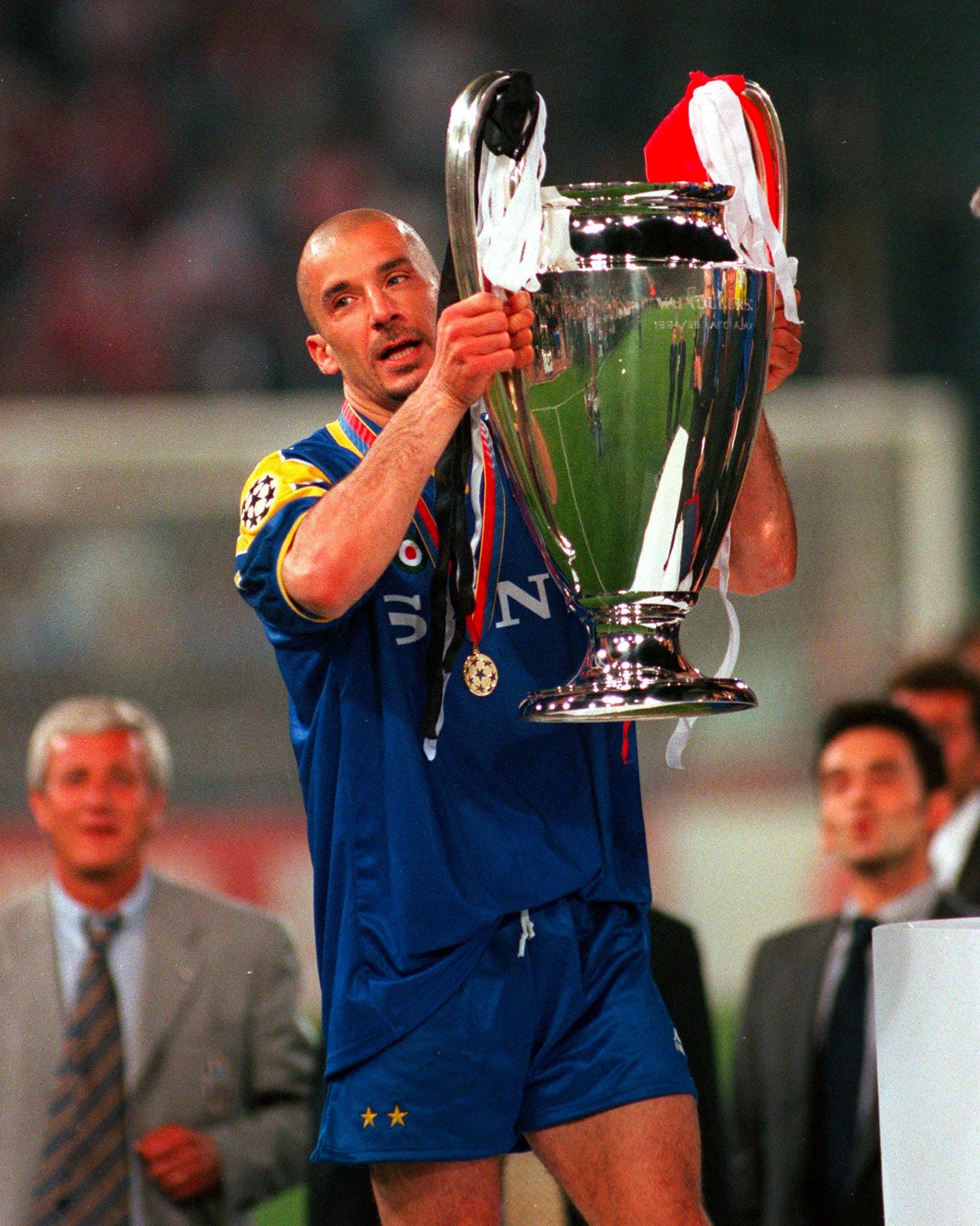 La Juventus celebra Gianluca Vialli con una collezione ispirata alla maglia del 1996 Per l&apos;occasione torna anche il vecchio logo