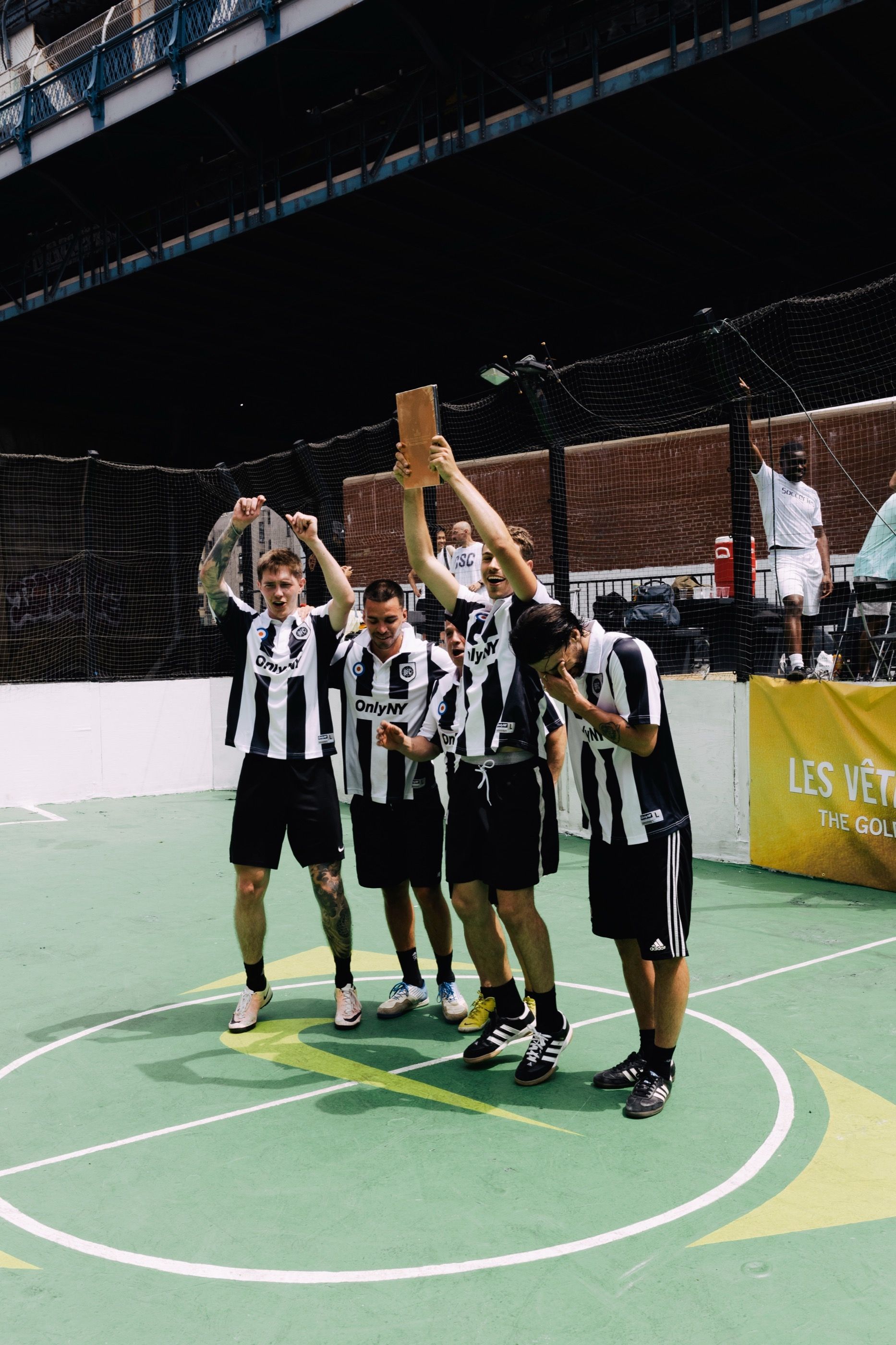 Dentro il torneo di street soccer di nss sports a New York Sul cemento del The Ground, per presentare Les Vêtements de Football - The Golden Age of Football Jerseys