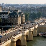 The packaged Pont Neuf of Christo and Jeanne-Claude is about to make its great comeback From September, the first bridge of Paris will be packaged and accompanied by a free retrospective on the career of the couple
