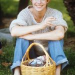 Wicker baskets are (once again) our favorite bags this summer From Jane Birkin to Catherine Deneuve, how to turn a picnic bag into a red carpet accessory