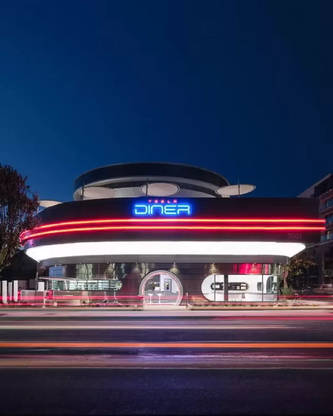 Tesla ha aperto il suo primo Diner a Los Angeles  Con i robot che servono i popcorn