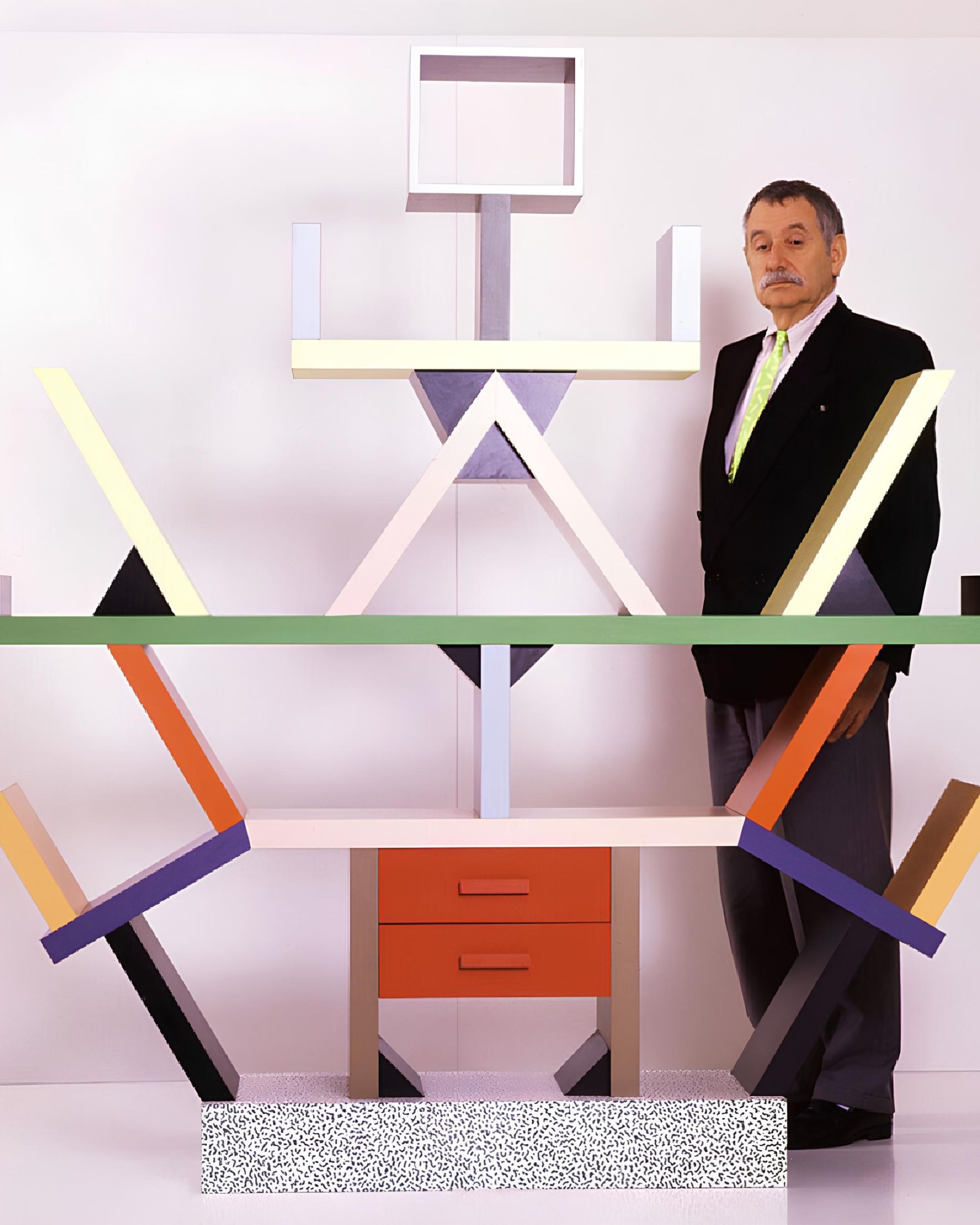 Qui était vraiment Ettore Sottsass ? Un portrait complet de l’architecte, des projets les moins connus à sa vision spirituelle du design