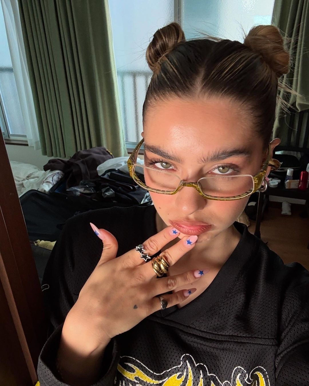 Sempre più persone indossano gli occhiali per moda Solo l&apos;ennesimo trend o un problema per la salute?