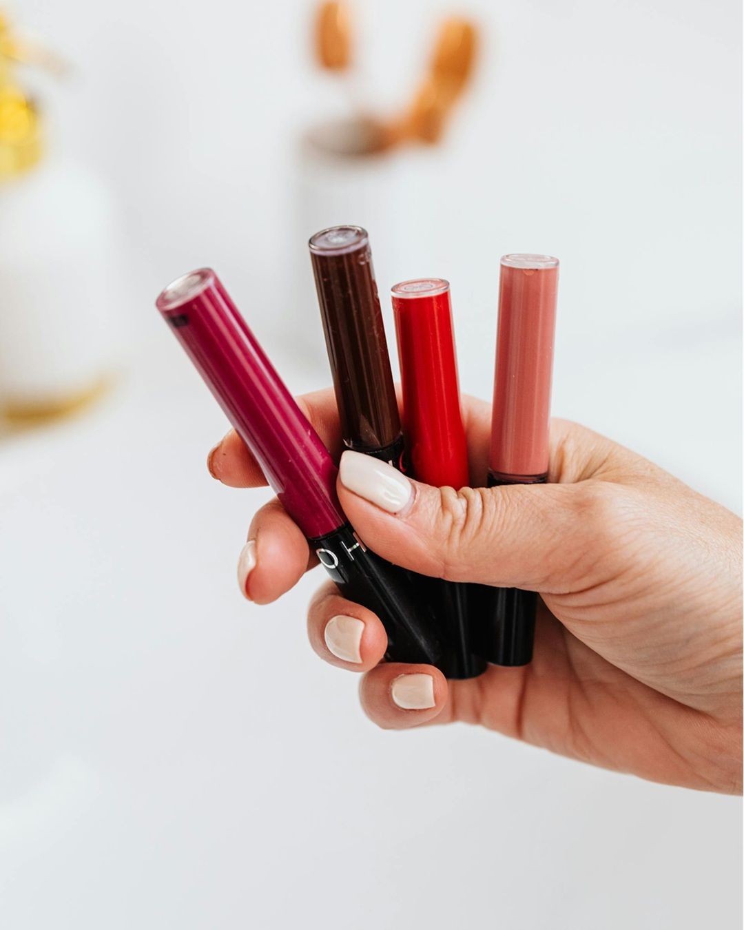 I pericoli nascosti dei prodotti di bellezza contraffatti Hai mai pensato davvero a cosa ti stai mettendo sul viso?