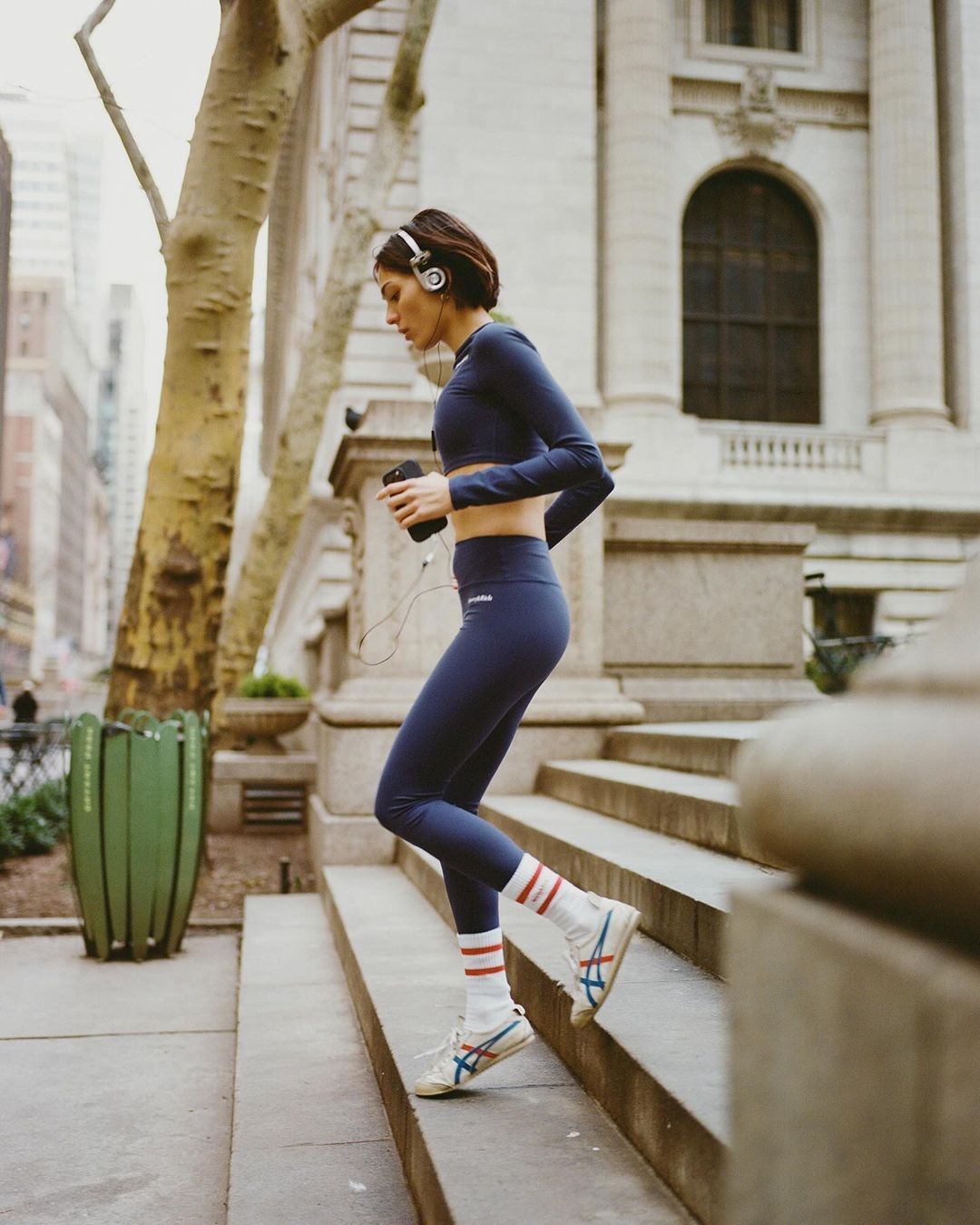 Quanti passi bisogna davvero fare ogni giorno? Spoiler: meno di quanto pensiate. Insieme a scarpe da ginnastica e un pizzico di buona volontà