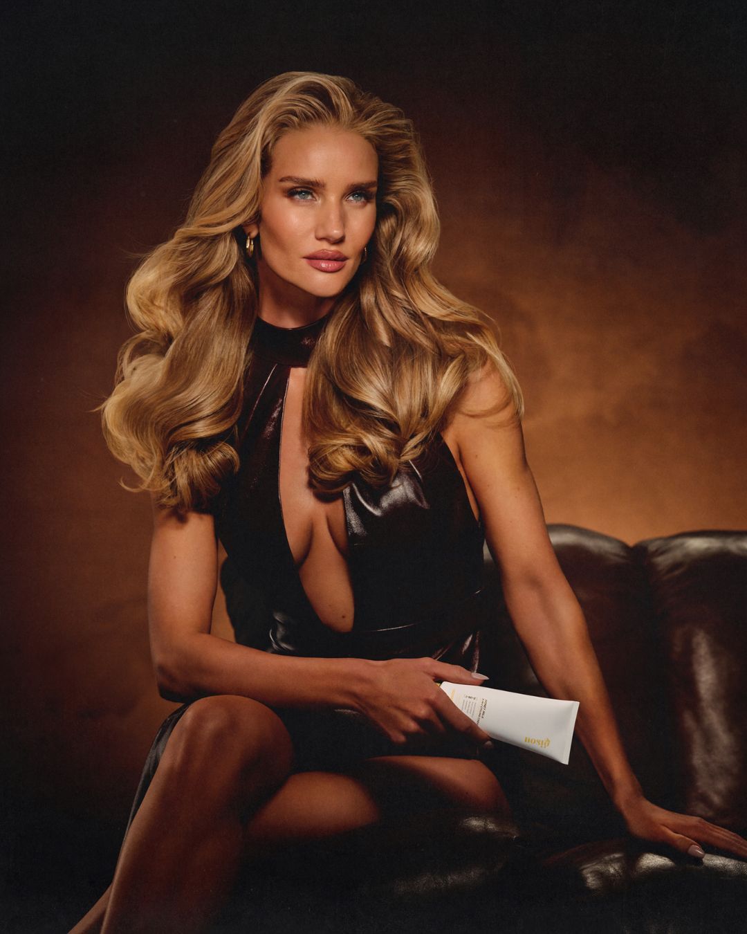 Rosie Huntington Whiteley is the new ambassador for Gisou For the occasion, the brand is launching a new product: Honey Milk 5-in-1 Styling Cream