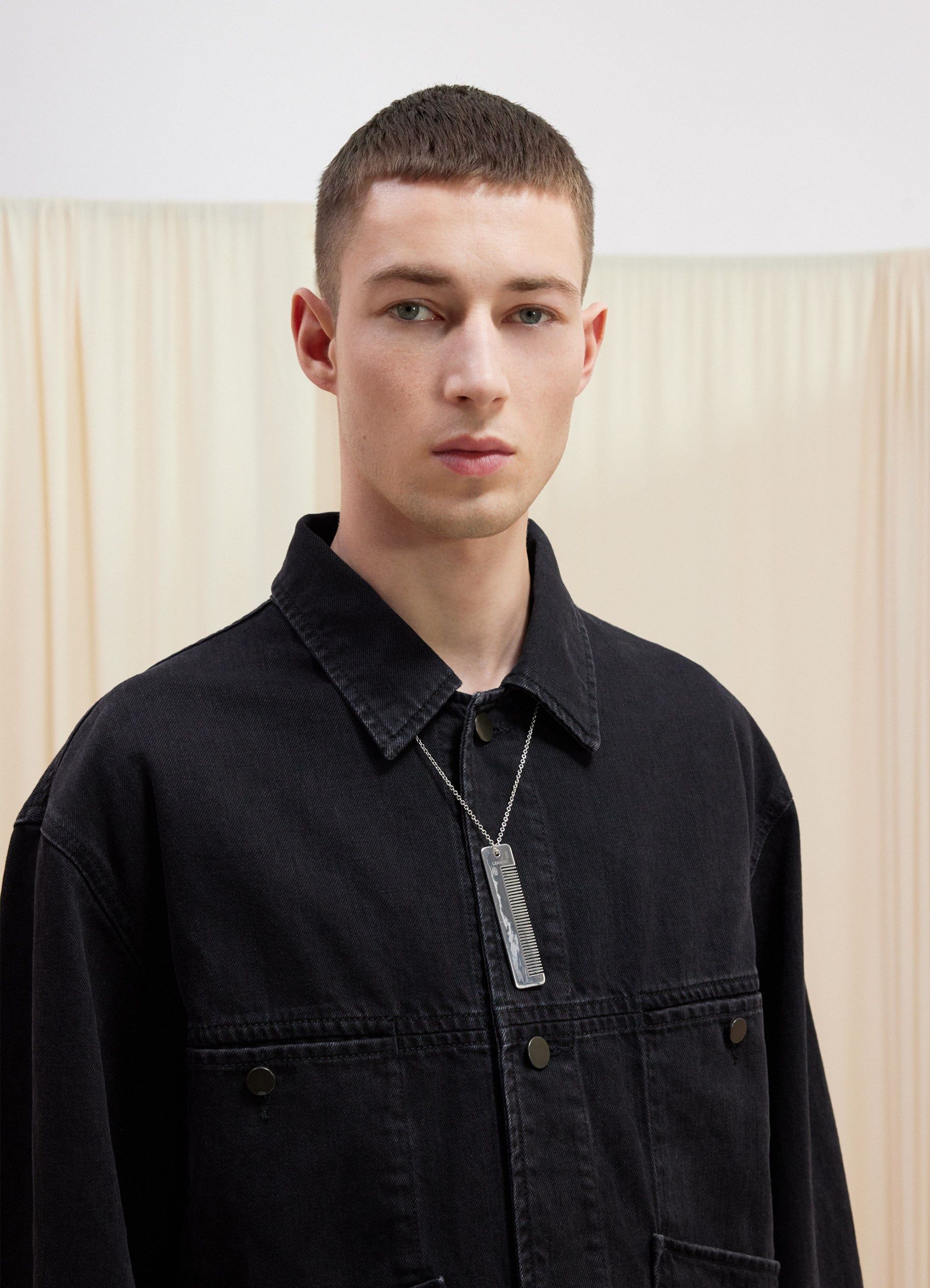 Le charme ludique des colliers-peignes La tendance estivale entre passé et présent | Image 577733