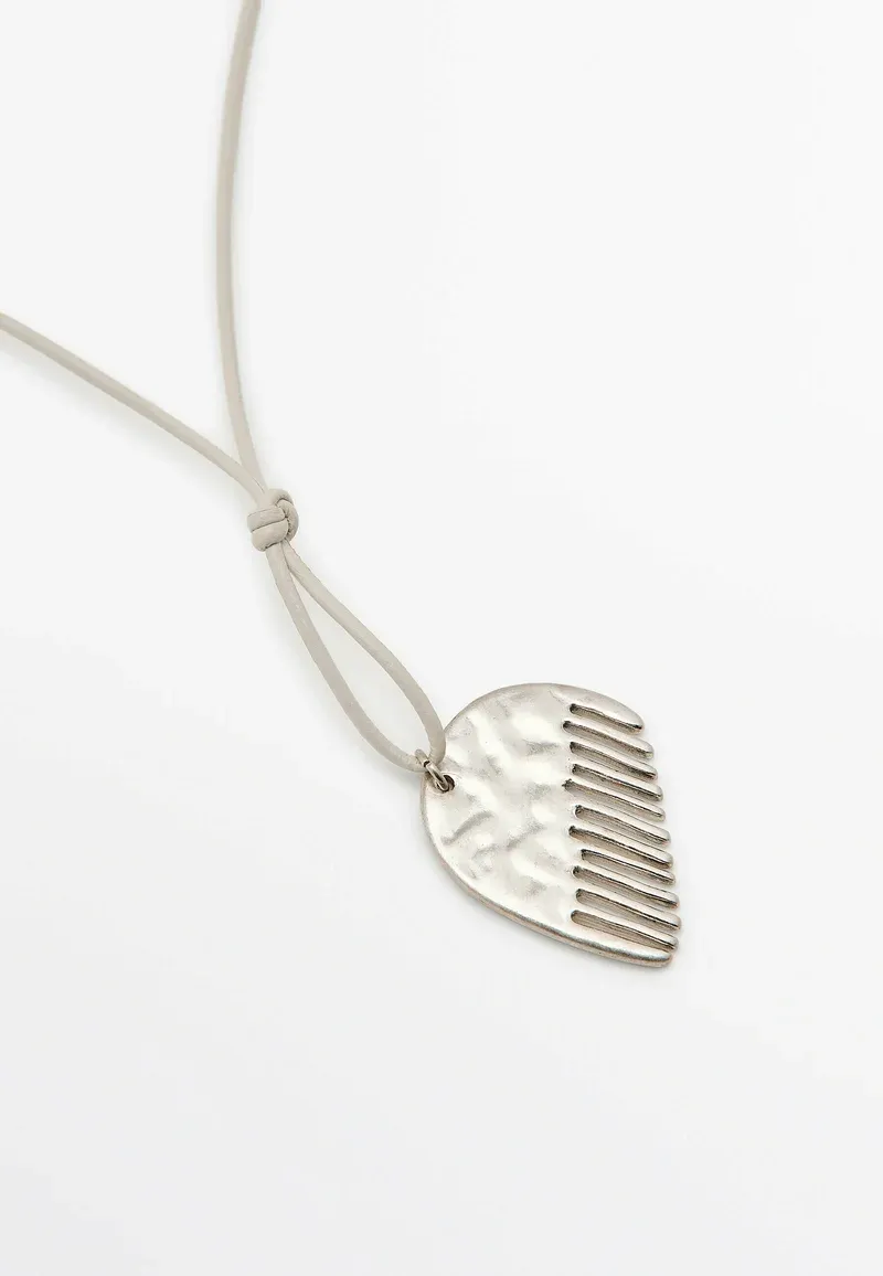 Le charme ludique des colliers-peignes La tendance estivale entre passé et présent | Image 577732