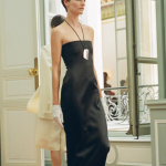The playful allure of comb necklaces The summer trend between past and present