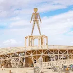 Tutto quello che c’è da sapere su Burning Man 2025 Il festival americano interrotto a colpa di una tempesta di sabbia