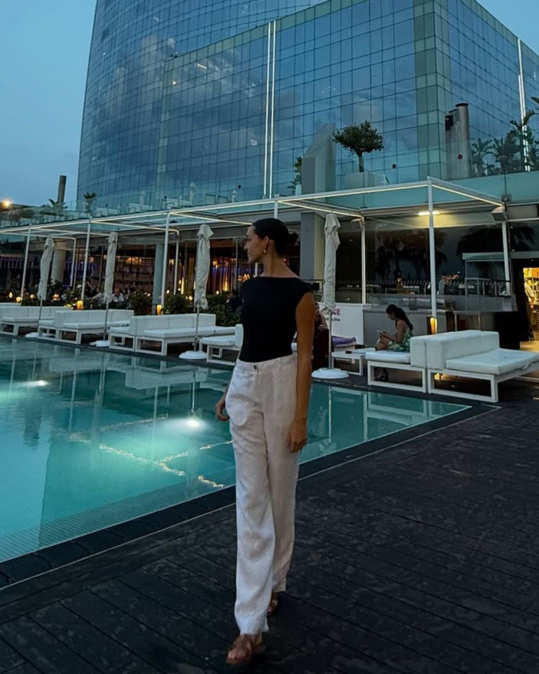 Esaudire i capricci dei ricchi è un lavoro a tempo pieno La travel agent Olivia Ferney soddisfa le assurde richieste dei suoi clienti miliardari e poi le racconta su TikTok