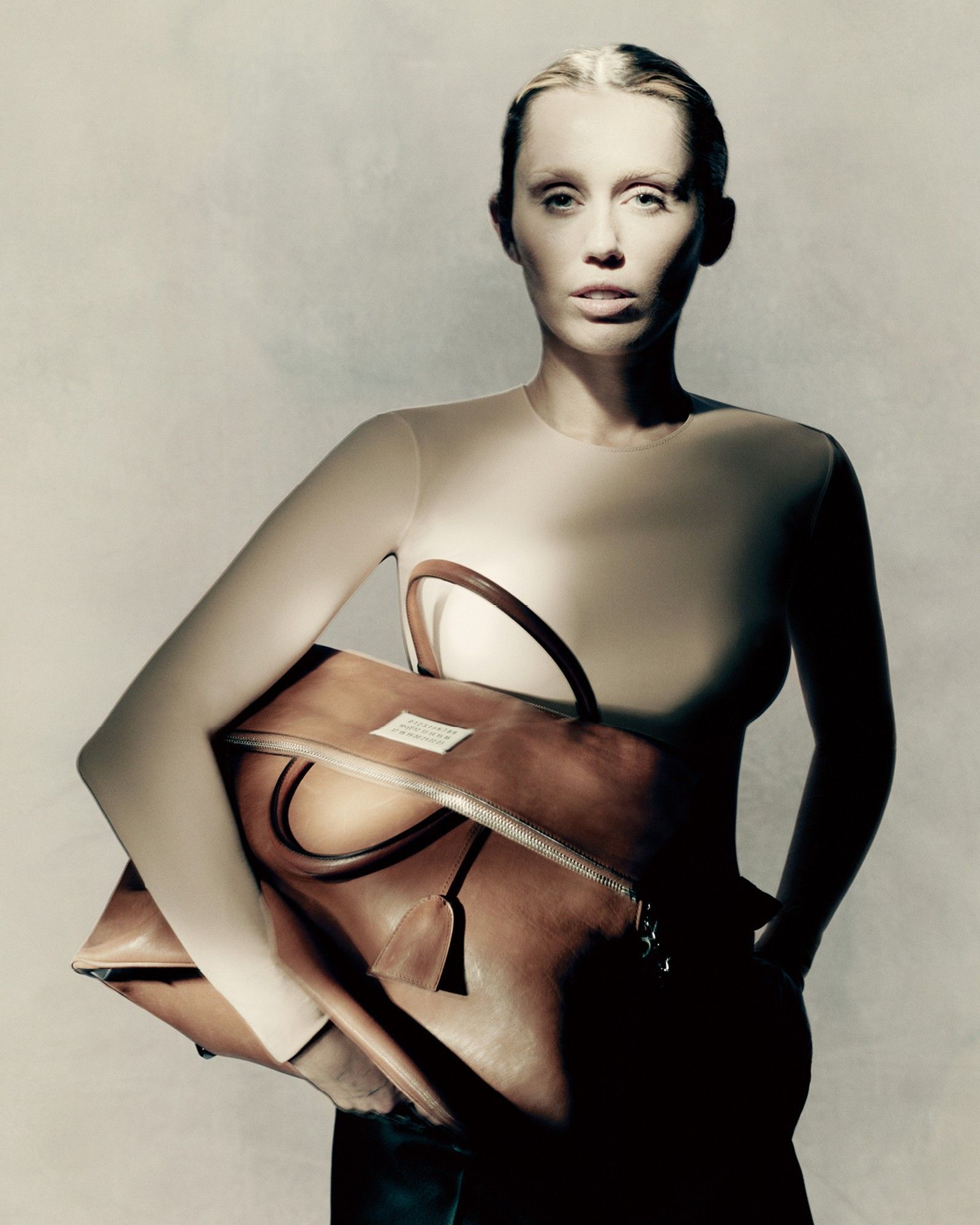 Cosa significa l’anonimato per Maison Margiela? Ora che il brand ha scelto Miley Cyrus come ambassador, sembra esserci un cambiamento in vista