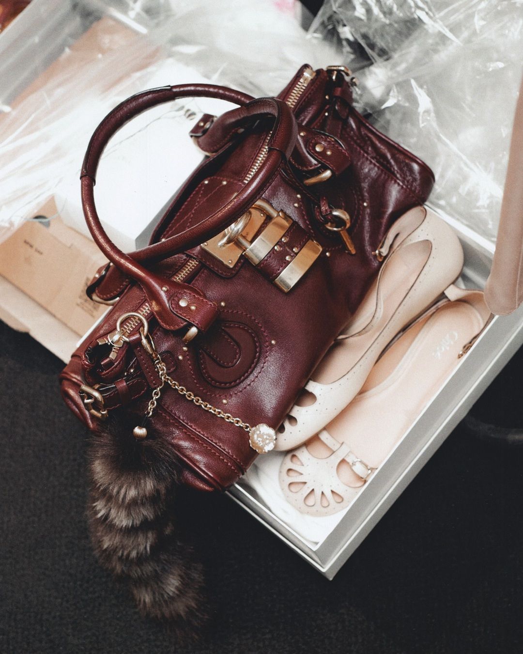 5 accessori per dare un twist agli outfit autunnali I trend del momento direttamente dalle passerelle della FW25