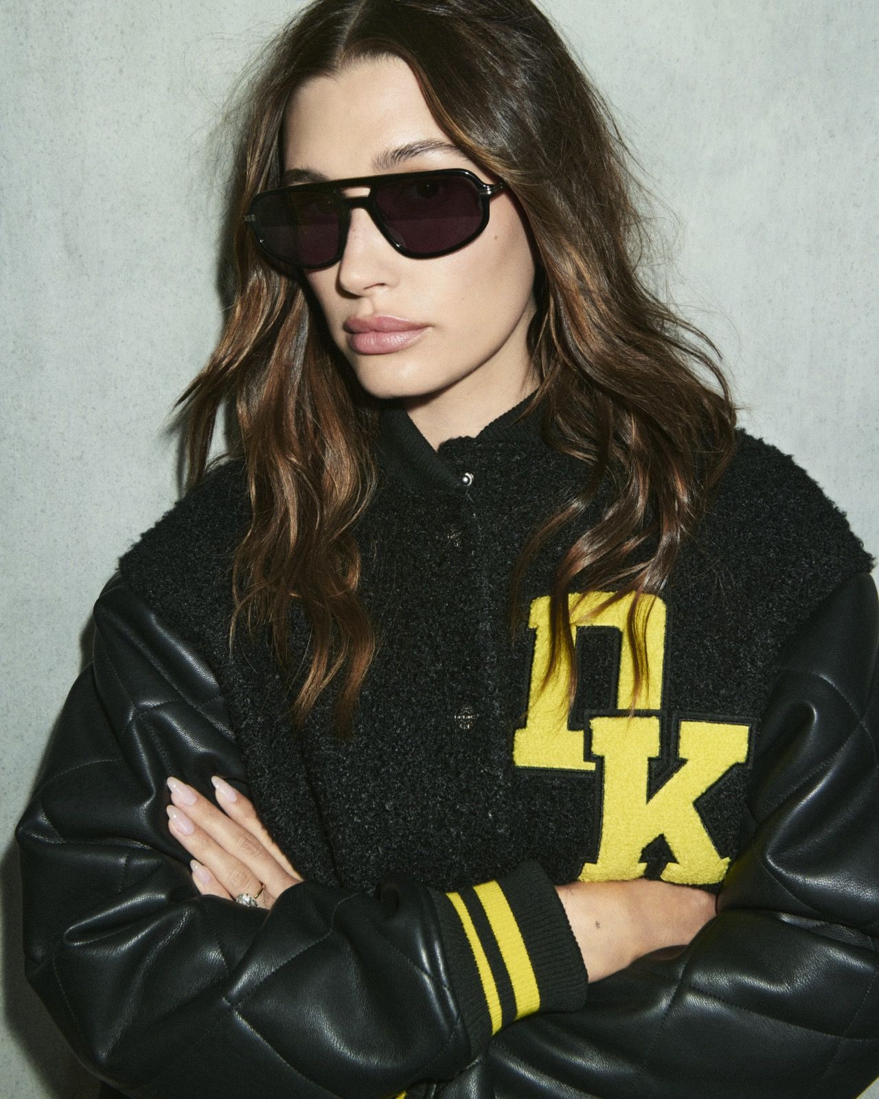 DKNY annuncia la partnership con Hailey Bieber Che diventa il volto globale del brand e protagonista della campagna | Image 578537