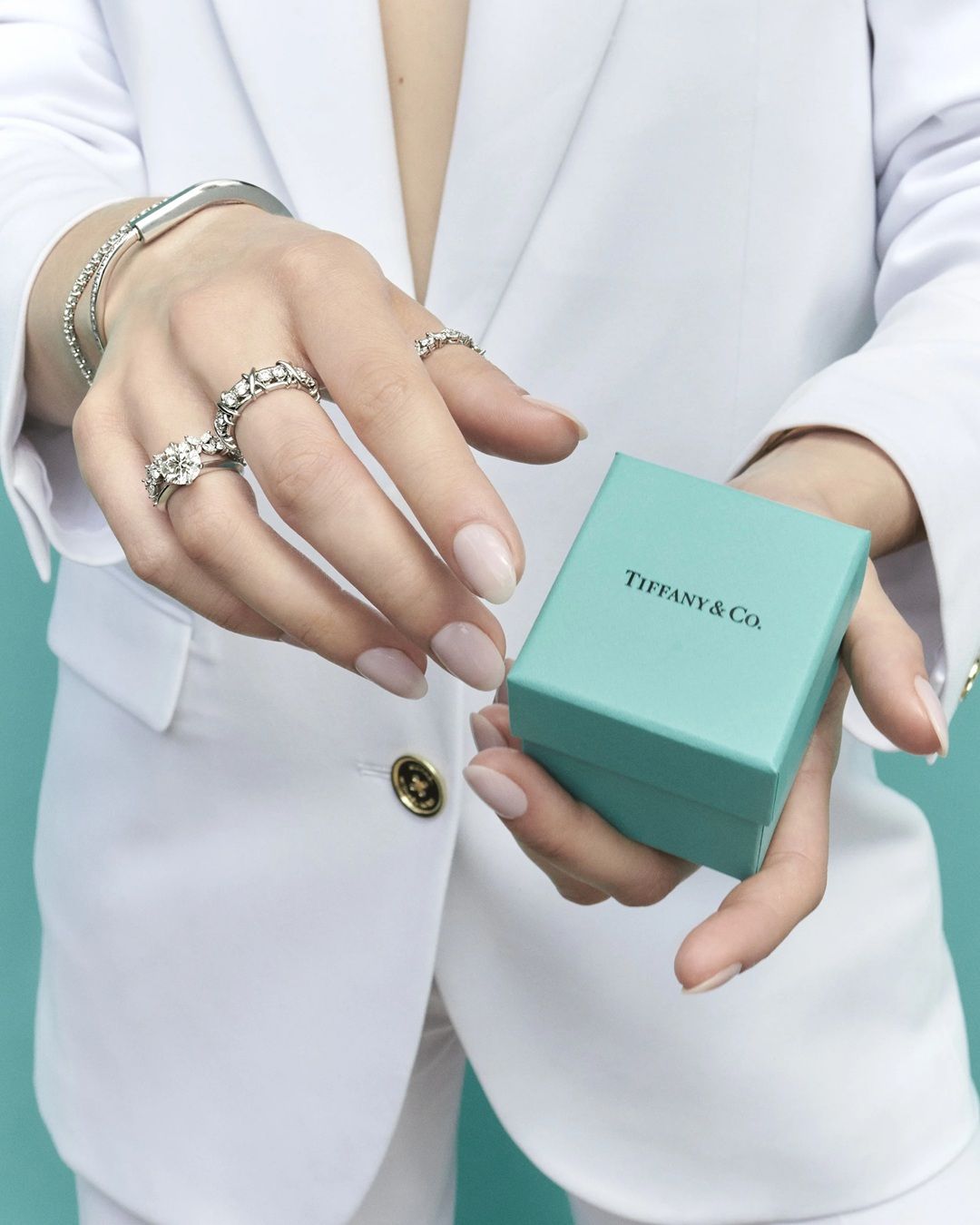In Cina, la Gen Z compra i gioielli di Tiffany in gruppo Il fenomeno group luxury buying sfida l’esclusività dei gioielli