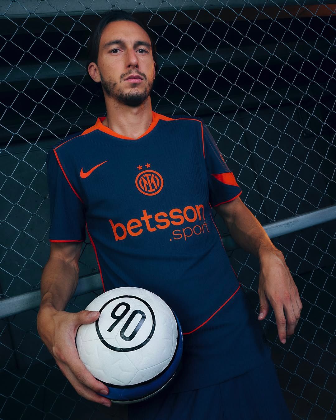 Inter e Nike portano il template Total 90 anche in Serie A È stato presentato il nuovo Third Kit per la stagione 2025/26