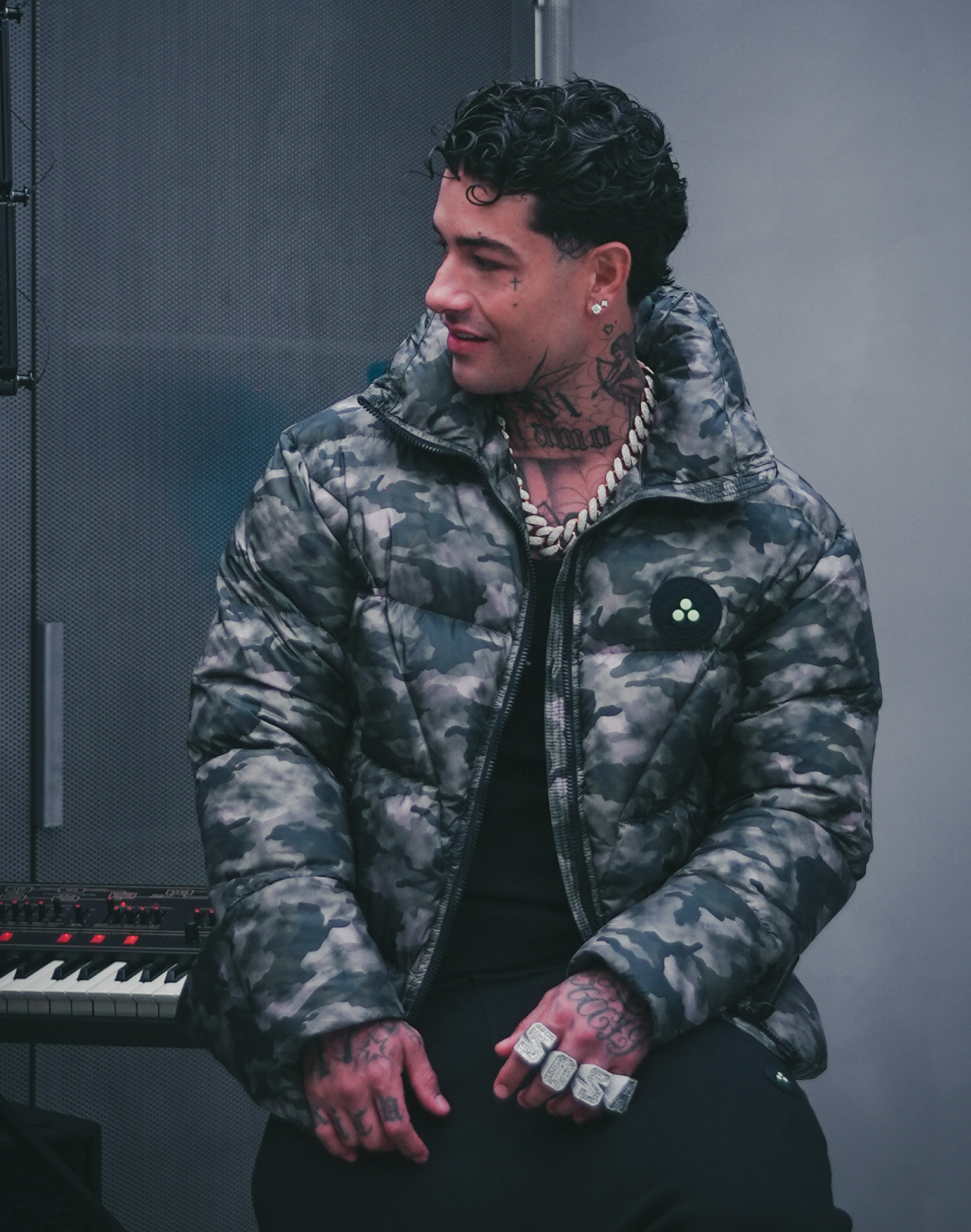 Con Peuterey Plurals, Tony Effe porta il suo stile nel mondo dell’outerwear Con la nuova capsule collection in collaborazione, che verrà presentata durante la prossima Milano Fashion Week