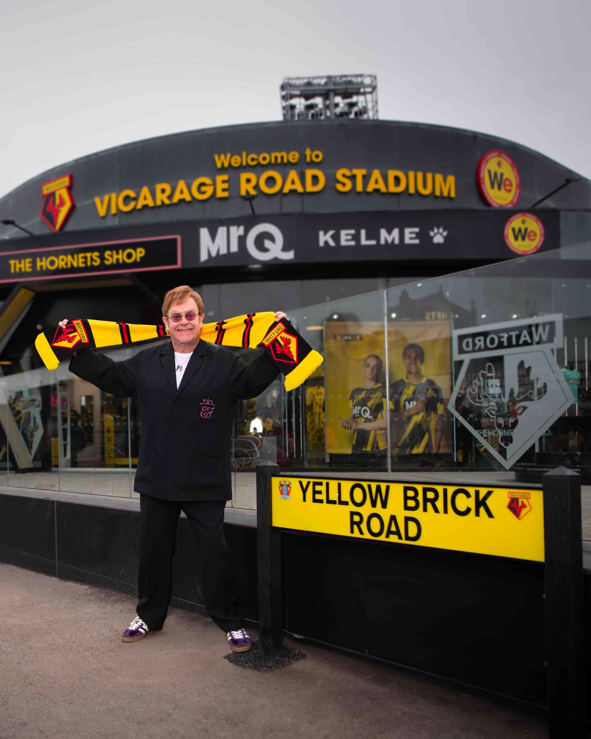 Il Watford ha dedicato il suo nuovo Third kit a Elton John Per celebrare i 50 anni della sua prima nomina a presidente del club
