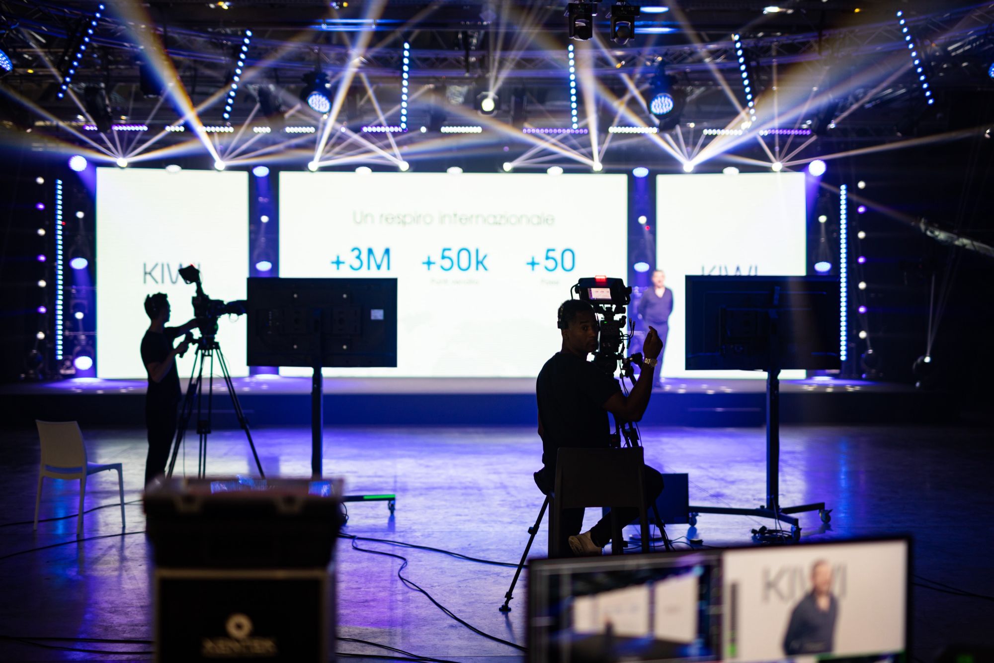 Ecco come è andato l&apos;evento di KIWI Vapor a Milano La serata di presentazione della nuova KIWI Air ha unito performance e collaborazione | Image 579930