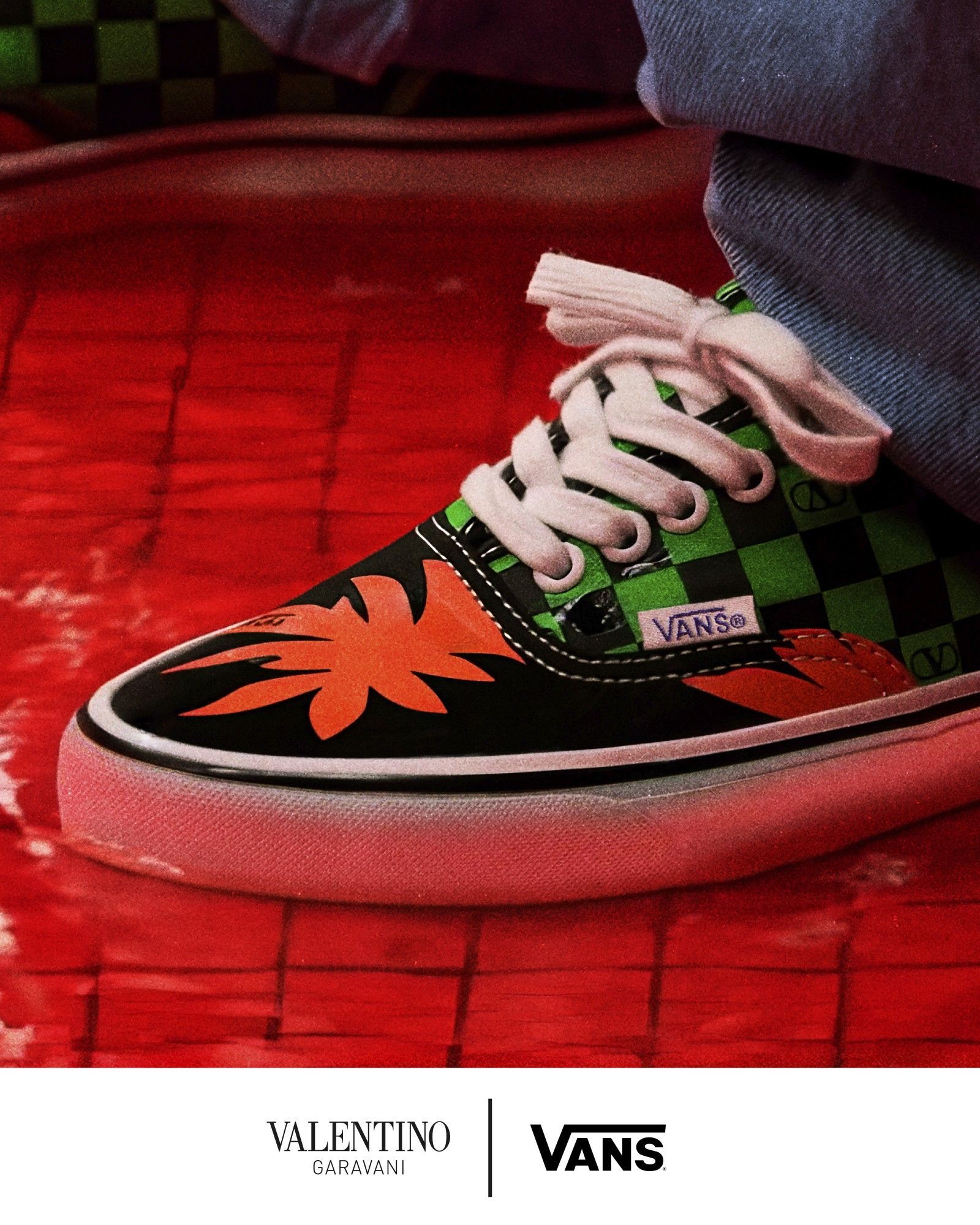 La nuova collaborazione Valentino Garavani e Vans è qui Con una campagna che evoca il potere simbolico dell&apos;acqua