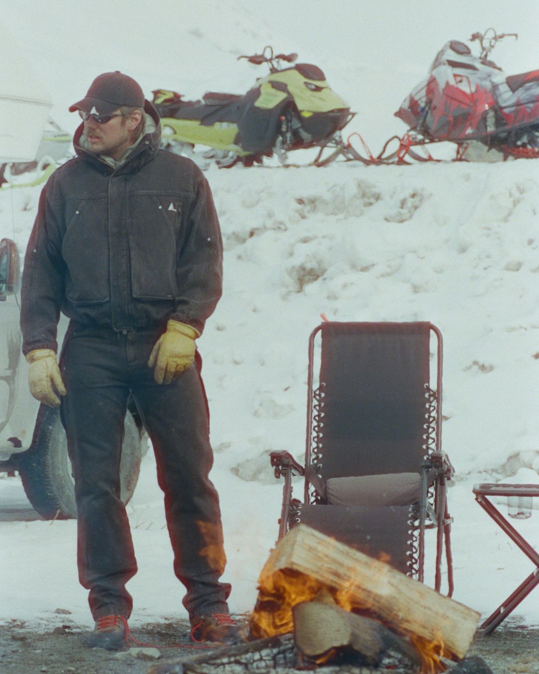 Quand ROA rencontre Wrangler, le denim redevient équipement d’aventure Les deux marques unissent leurs forces dans une collaboration qui allie style, héritage et practicité