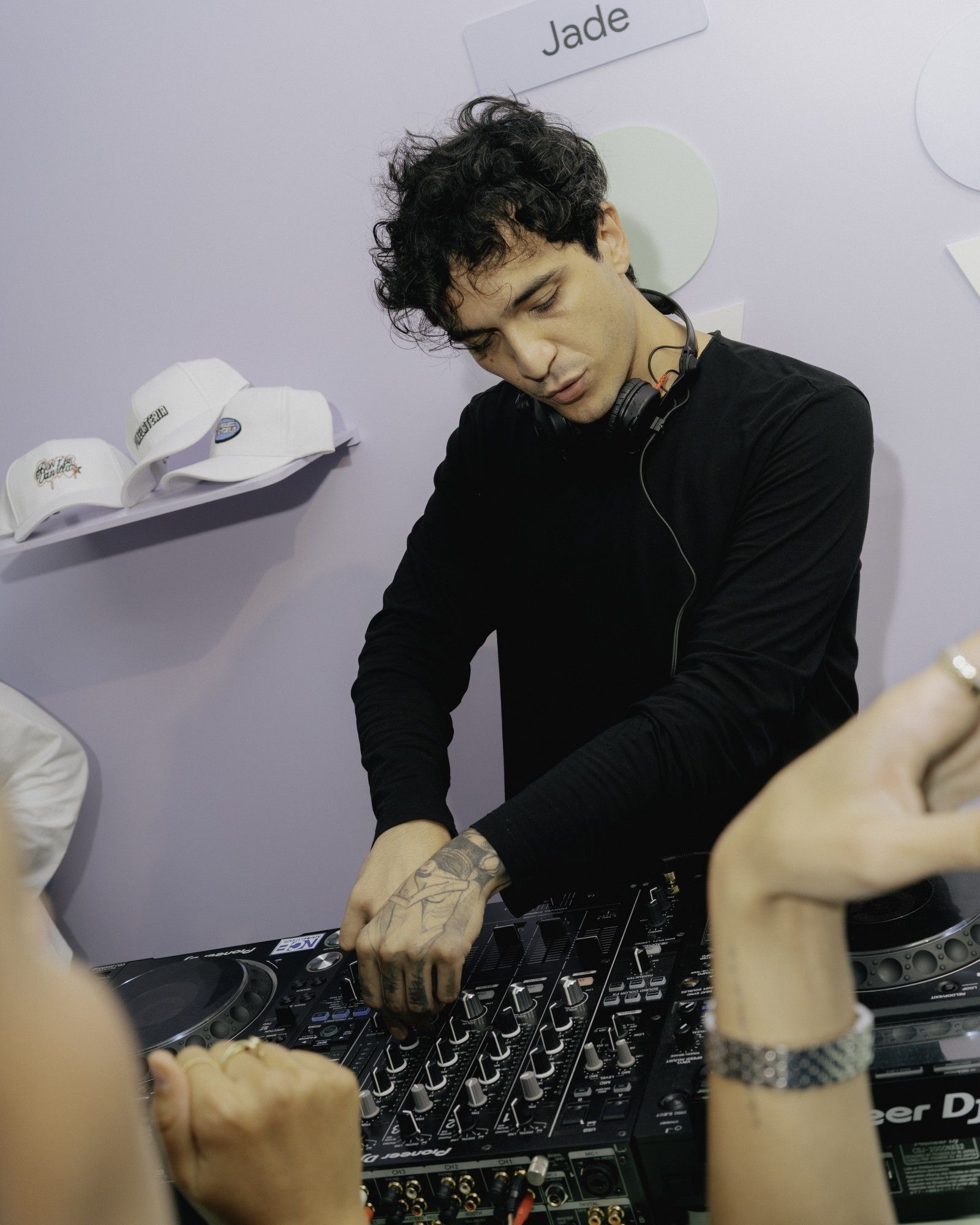 Here&apos;s what went down at Google&apos;s Pixelateria opening party in Milan  Among the special guests was Tananai, who performed a DJ set