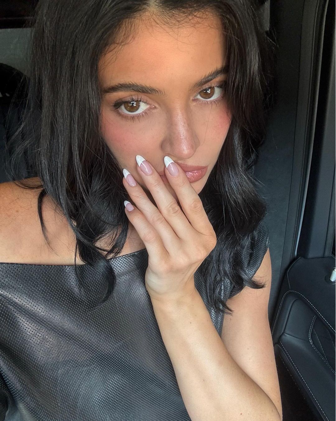 Quanto costano le manicure delle star? Scopriamo quali cifre sono disposte a spendere Hailey Bieber, le Kardashian e le altre celeb per le loro unghie