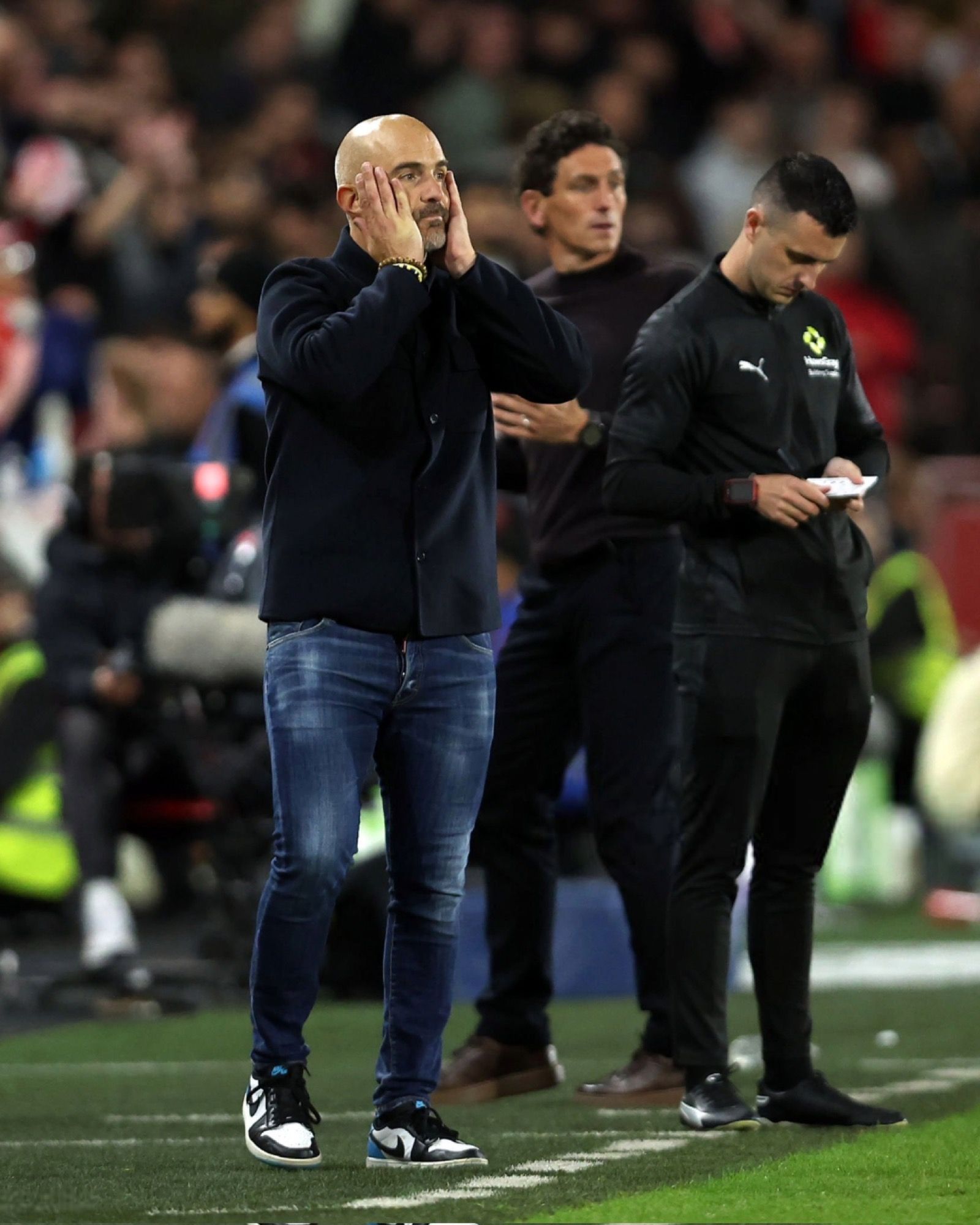 Enzo Maresca è il primo allenatore a indossare skinny jeans Contro il Brentford, l&apos;allenatore del Chelsea ha sfoggiato un outfit folle