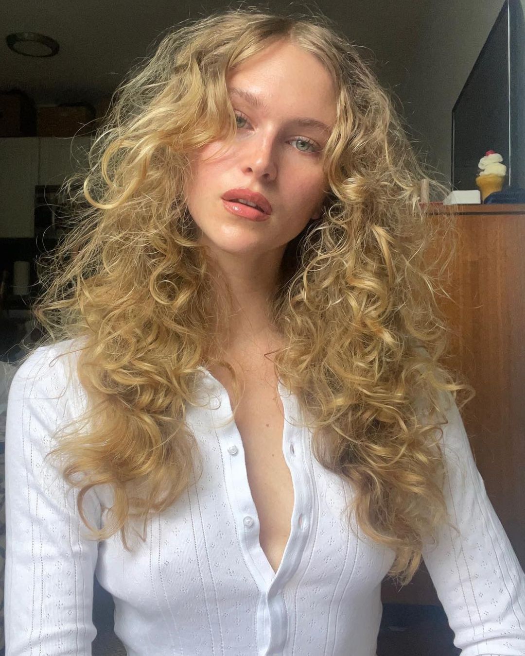 È possibile eliminare i riflessi verdi dai capelli? Grazie alla teoria dei colori, forse sì